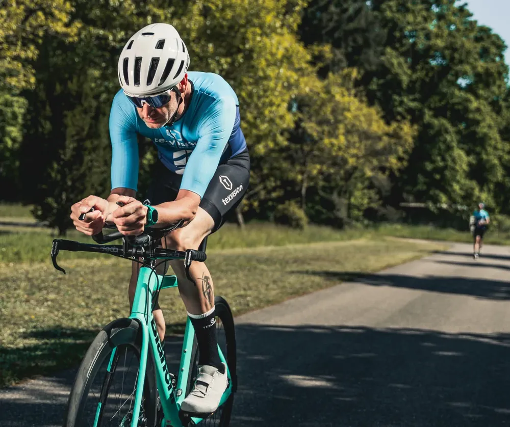 Triatleten in Tex.Vision-wedstrijdkleding tijdens een training